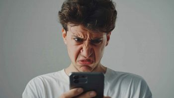 Un ragazzo guardo lo smartphone