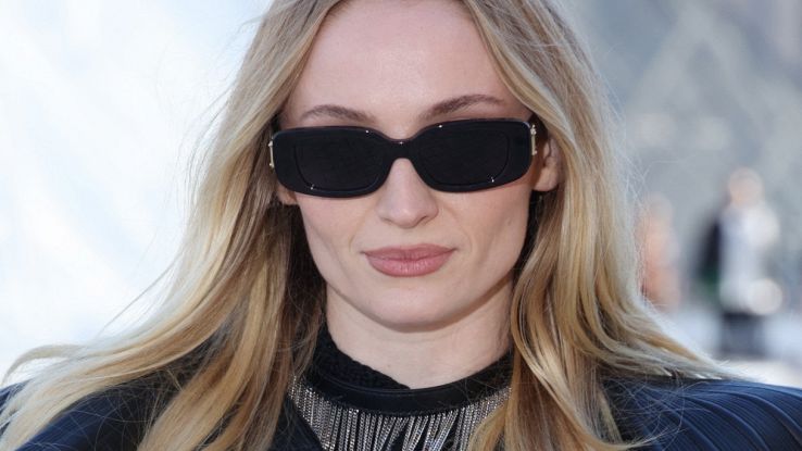 Sophie Turner sfila con gli occhiali da sole mentre si prepara a interpretare Lara Croft