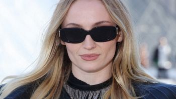 Sophie Turner sfila con gli occhiali da sole mentre si prepara a interpretare Lara Croft