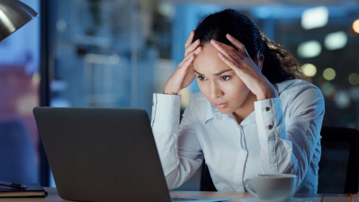 Una donna spaventata davanti al PC