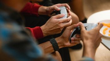 Persone giocano ai videogames