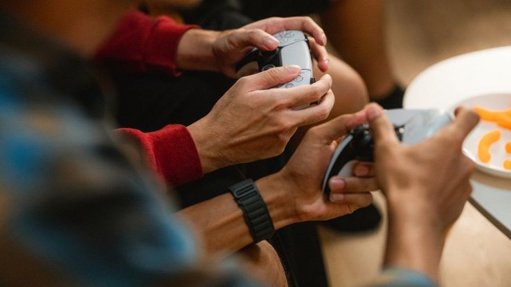 Persone giocano ai videogames