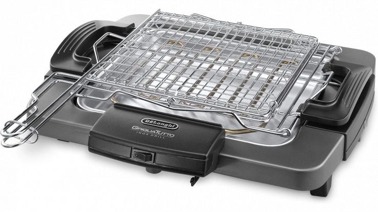 Crolla a metà prezzo il barbecue elettrico senza fumo della De'Longhi