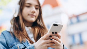 Adolescente usa lo smartphone