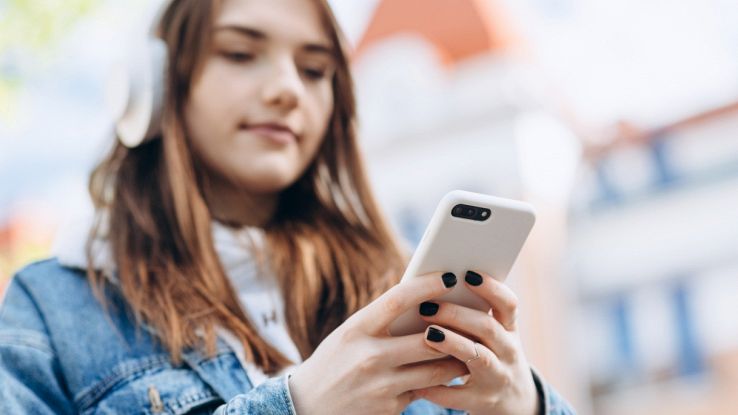 Adolescente usa lo smartphone