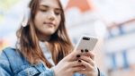 Adolescente usa lo smartphone