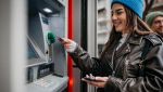 Una ragazza preleva al bancomat
