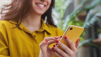 Una persona chatta usando lo smartphone