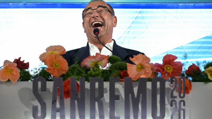 Il conduttore Carlo Conti ride sguaiatamente in conferenza stampa per Sanremo 2026