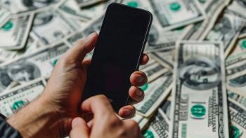 Smartphone su sfondo di denaro