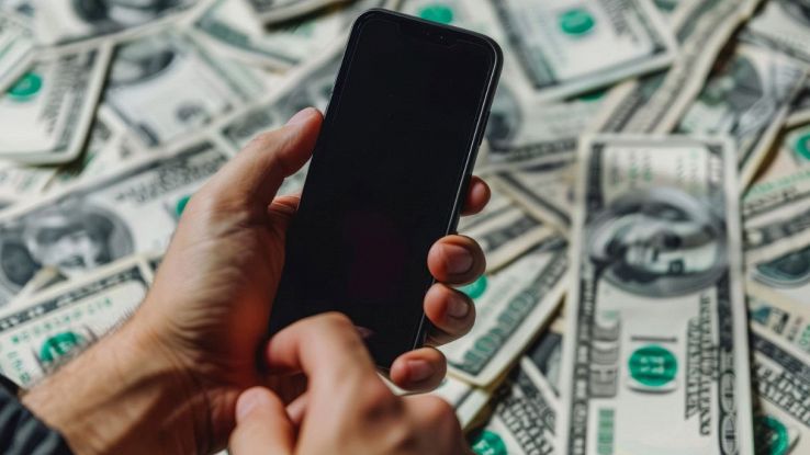 Smartphone su sfondo di denaro