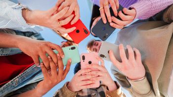 ragazzi al telefono che usano i social media