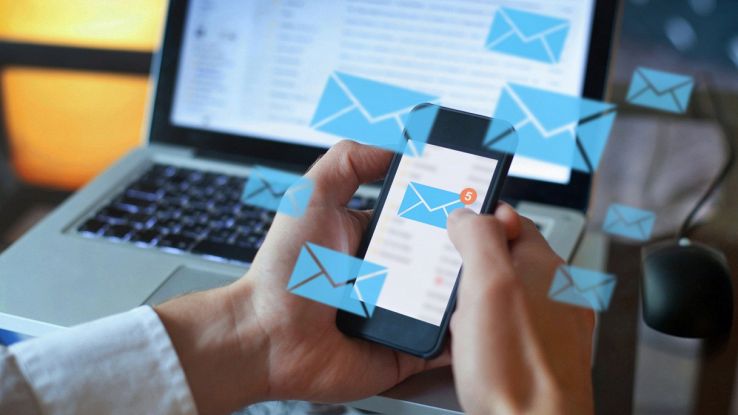 Un uomo legge la posta elettronica dallo smartphone