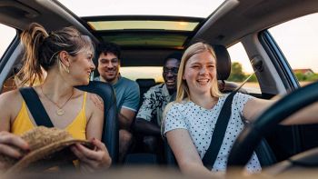 Dei ragazzi alla guida