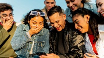 Dei ragazzi guardano lo smartphone