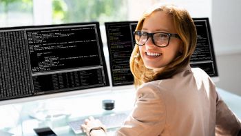 Una donna lavora al pc