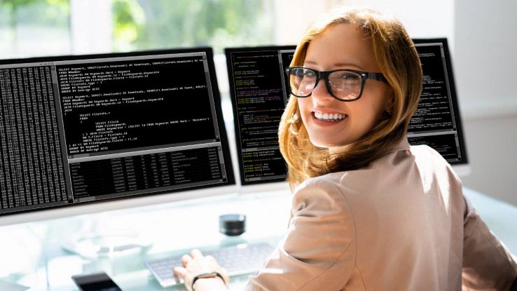 Una donna lavora al pc