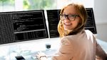 Una donna lavora al pc