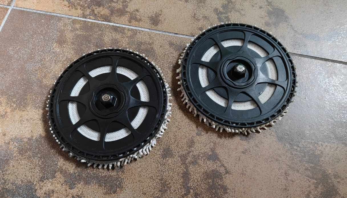 Le spazzole di Tapo RV50 Pro Omni sganciate magneticamente