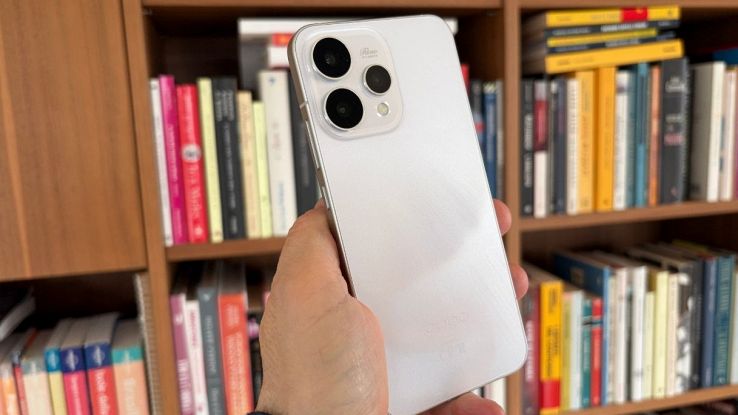 Il retro dello smartphone OPPO Reno15