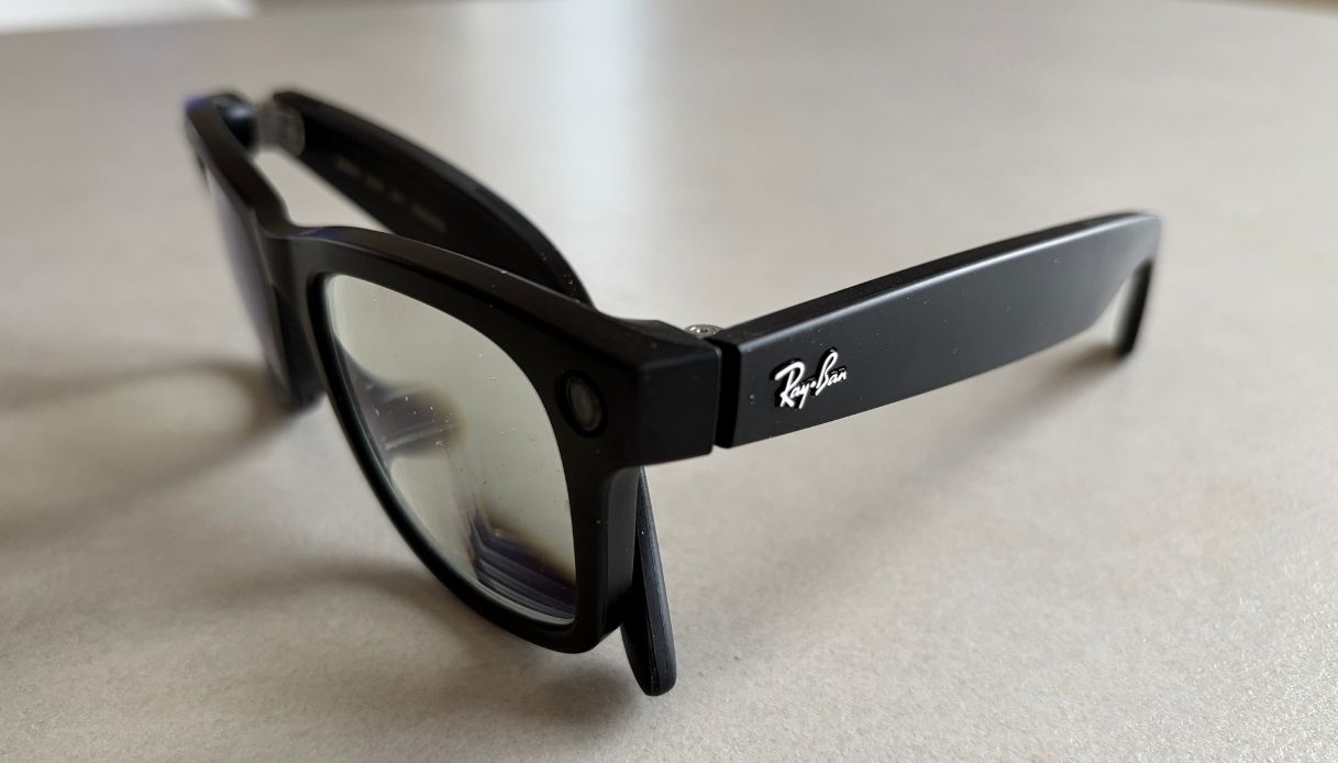 https://wips.plug.it/cips/tecnologia/cms/2026/02/libero-tecnologia-ray-ban-meta-wayfarer-3.jpg