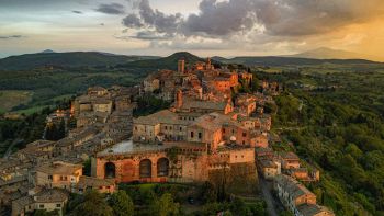 Una città medievale in Toscana