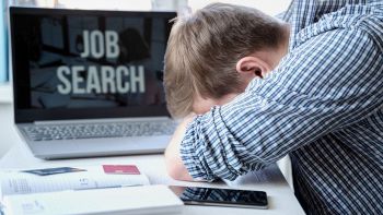 Persona che cerca lavoro disperatamente