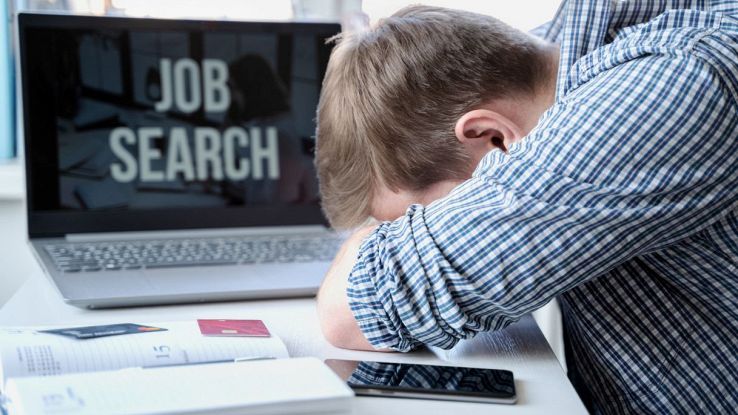 Persona che cerca lavoro disperatamente