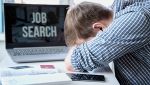 Persona che cerca lavoro disperatamente