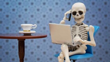 Uno scheletro al pc