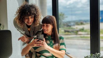 Due donne guardano lo smartphone