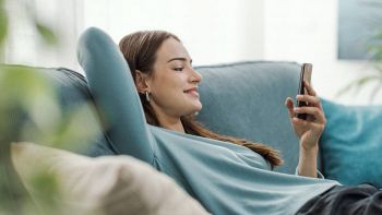 Una donna chatta usando lo smartphone