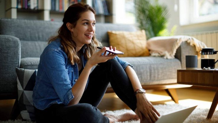 Una donna parla al cellulare