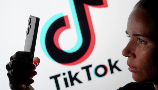 Donna che usa TikTok