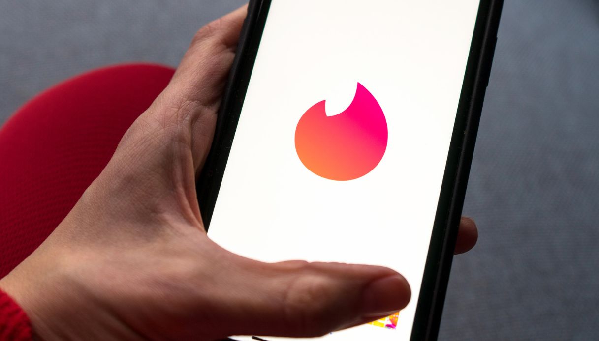 https://wips.plug.it/cips/tecnologia/cms/2026/02/tinder-ai.jpg