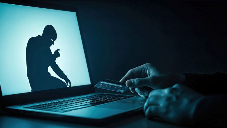 Ladro che tenta di rubare denaro al PC