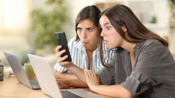 Due ragazze guardano il cellulare