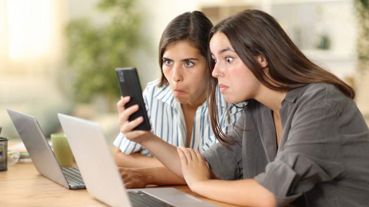 Due ragazze guardano il cellulare