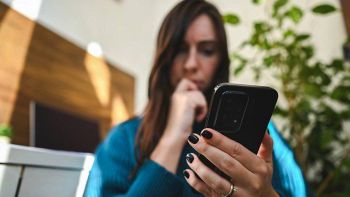 Una ragazza guarda lo smartphone