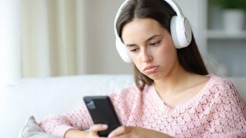 Una ragazza annoiata ascolta musica