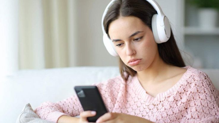 Una ragazza annoiata ascolta musica