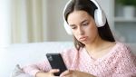 Una ragazza annoiata ascolta musica