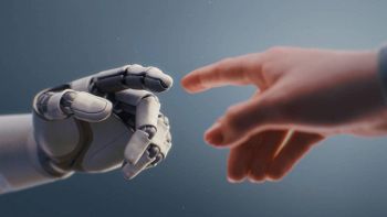 Una mano umana e una mano robot