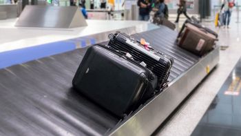 Nastro trasportatore con bagagli in aeroporto