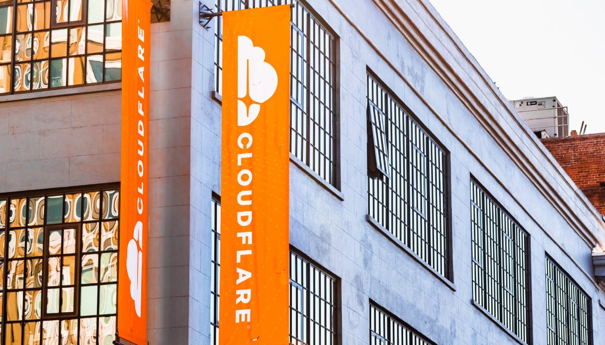 https://wips.plug.it/cips/tecnologia/cms/2026/03/bandiera-cloudflare-su-edificio.jpg