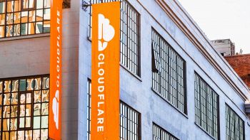 Edificio con bandiera di Cloudflare