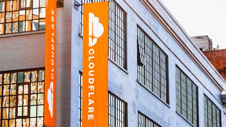 Edificio con bandiera di Cloudflare