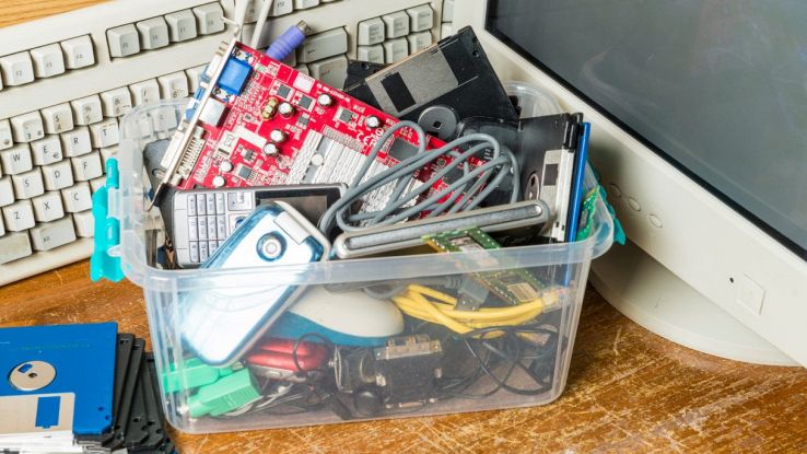 Vecchi oggetti tecnologici nel cestino
