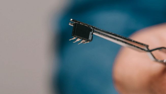 Cina, chip nel cervello