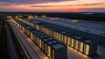 Data center illuminato al crepuscolo